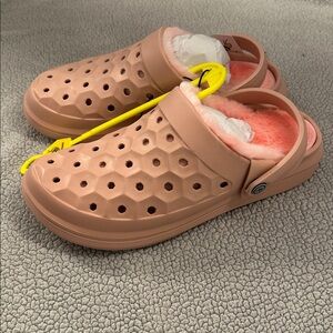 NWT Joybees pink with pink fuzzy liner women’s size 11 (men’s 9)